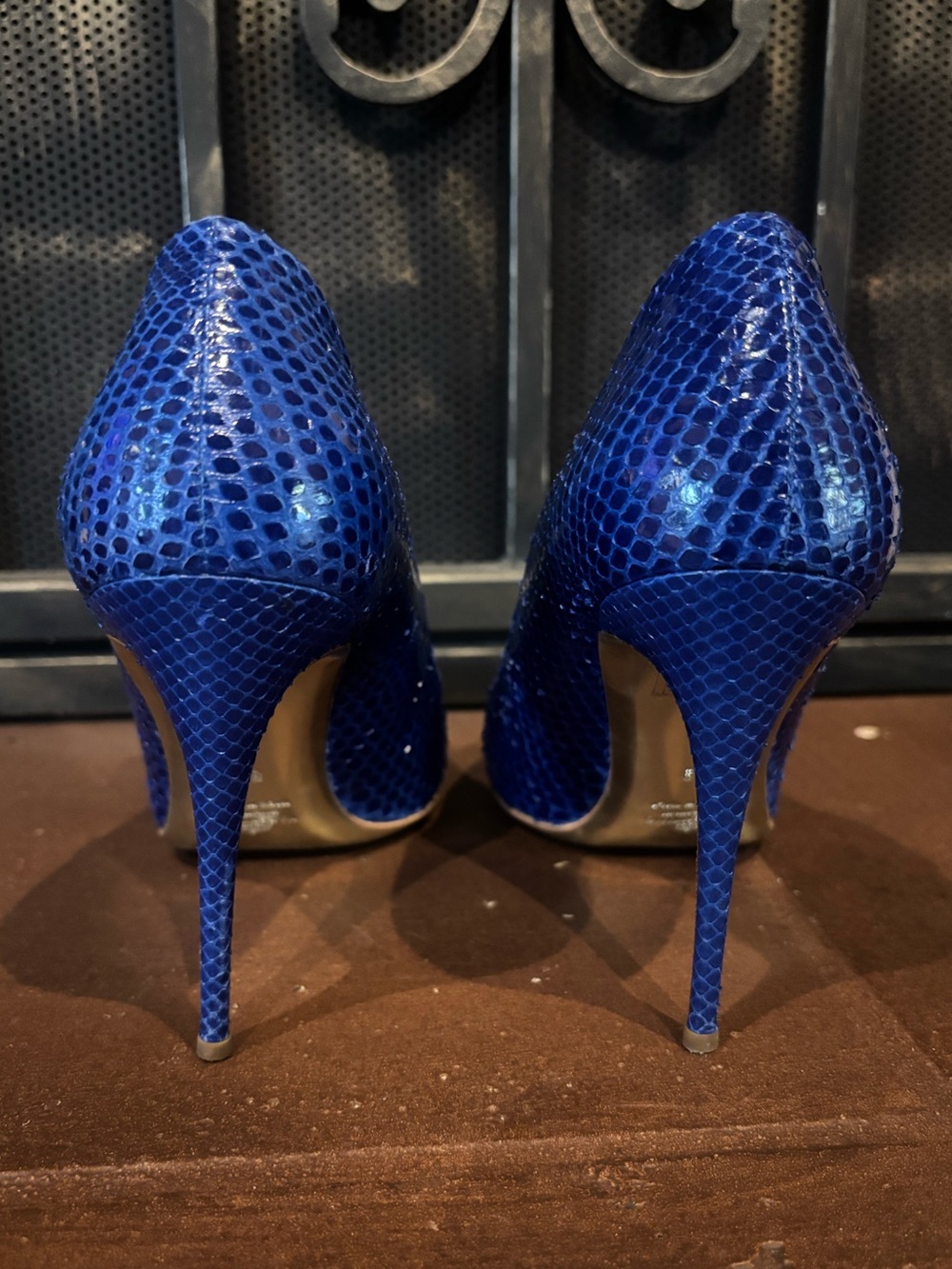Valentino Garavani Blue Snakeskin Pattern Leather Heels - Picture 6 of 9